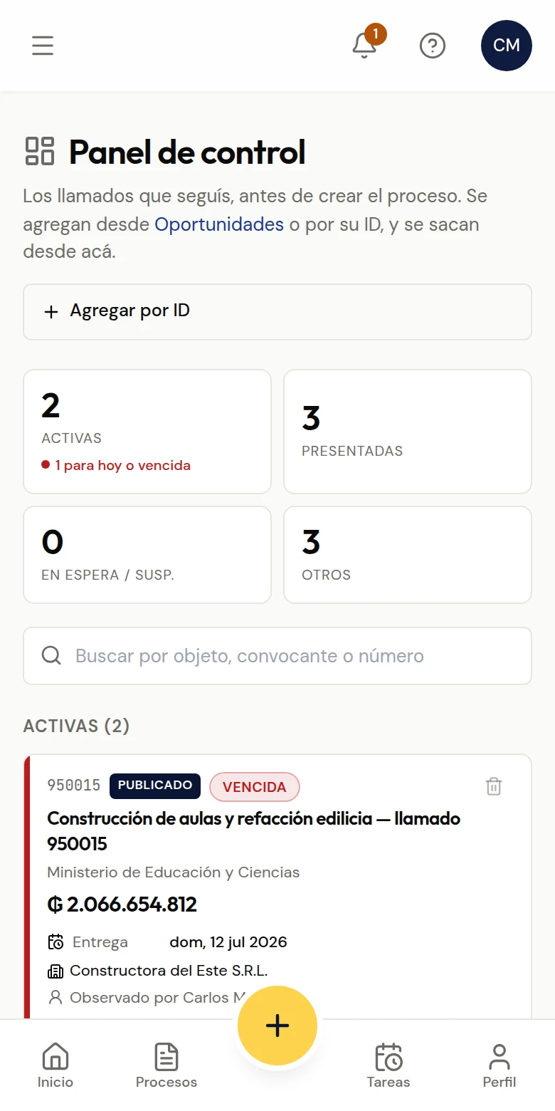 Panel de control de Adjudica en el celular: contadores por estado y tarjeta de un llamado en seguimiento.
